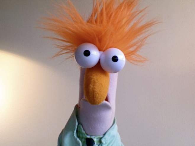 Beaker from the Muppet-Show sings Yellow.