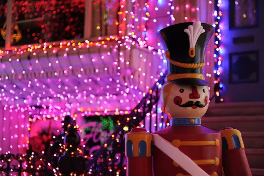 Making Spirits Bright: The Osborne Family Spectacle of Dancing Lights