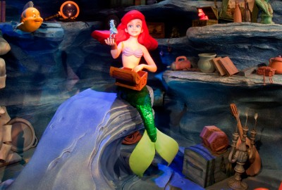 Video: The Little Mermaid - Ariel's Undersea Adventure At Disneyland