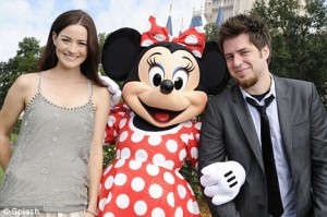 American Idol winner Lee DeWyze is engaged to his girlfriend Jonna Walsh at Disney World