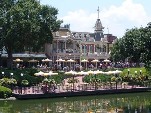 Changes Needed: Smoking Section at the Magic Kingdom