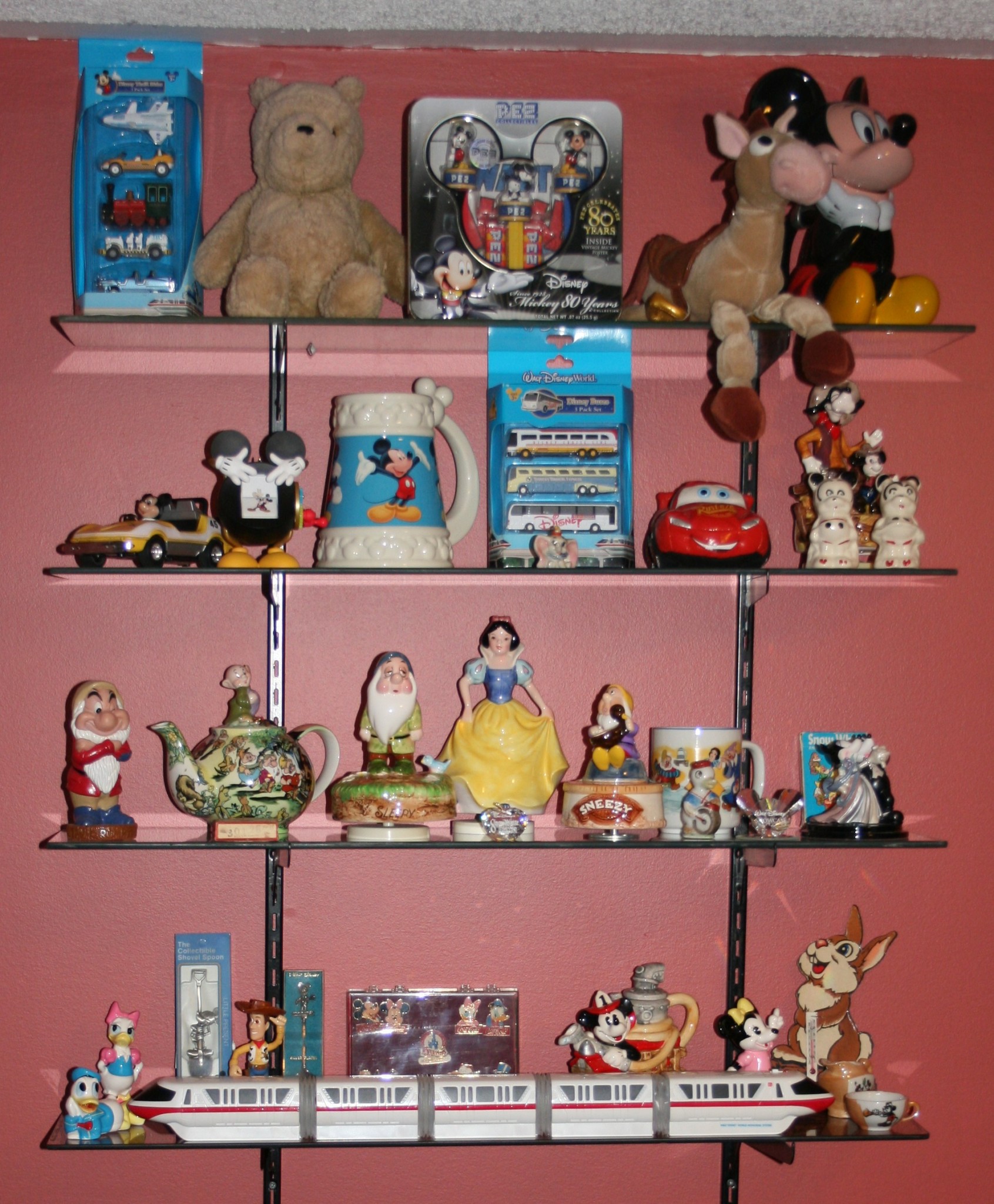 http://www.chipandco.com/wp-content/uploads/2012/03/Displaying-Disneyana.jpg