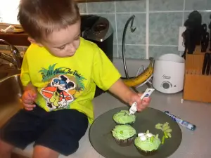 Green alien cupcakes a perfect Halloween dessert!