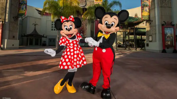 character-meet-mickey-minnie-red-carpet-00