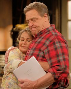 Our First Look at the New 'Roseanne'