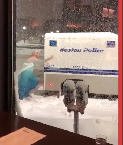 Man Dresses Up As Elsa and Helps Police Car Out of Snow